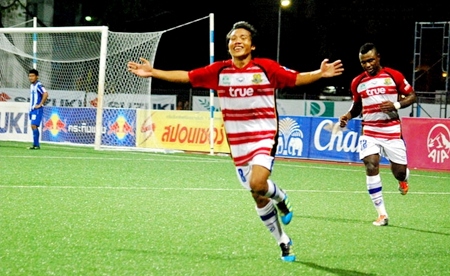 Pattaya United’s Teeravekin Seehawong (center) celebrates after scoring the winning goal at the Suzuki Stadium in Sriracha last Sunday, Oct. 2 (Photo/Ariyawat Nuamsawat)